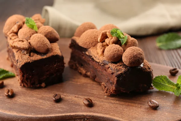 Stücke Schokoladenkuchen mit Walnuss — Stockfoto