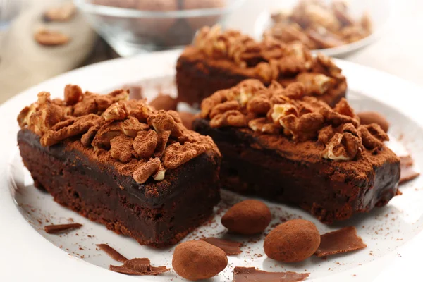 Pedazos de pastel de chocolate con nuez —  Fotos de Stock