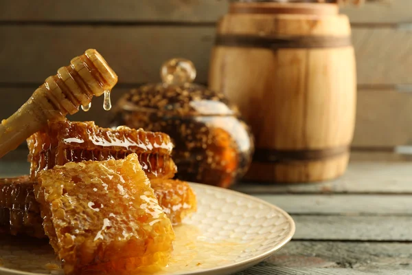 Petos de abeja y cazo de madera — Foto de Stock