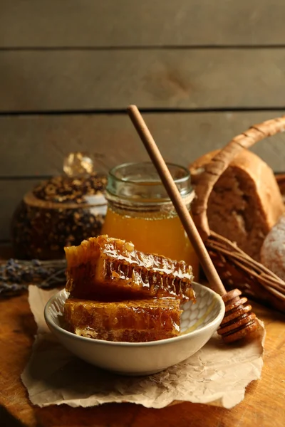 Honingraten op plaat, warme broodjes — Stockfoto