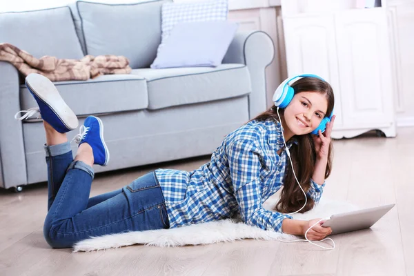 Jovem menina bonita ouvindo música — Fotografia de Stock