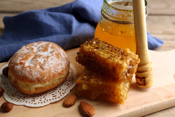 Скляна банка з медом, медом та горіхами — стокове фото
