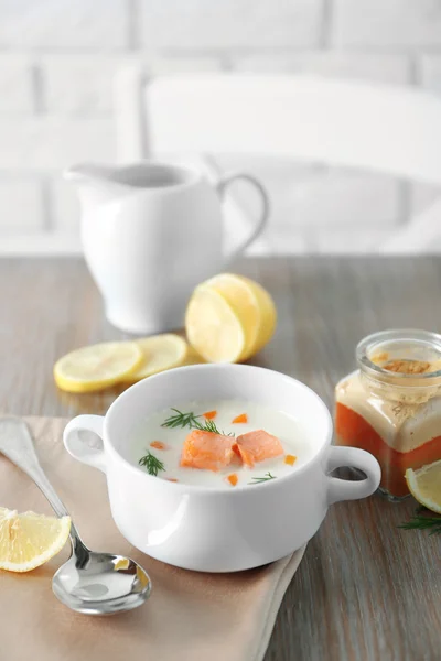 Deliciosa sopa de crema de salmón — Foto de Stock