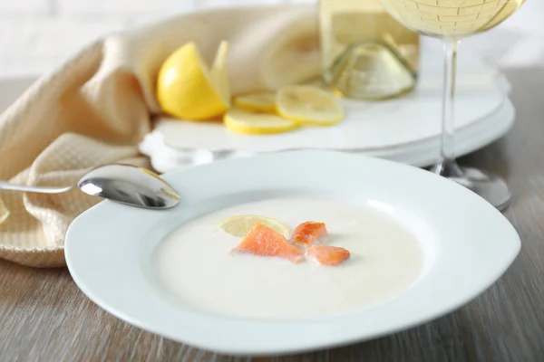 Sabrosa sopa de crema de salmón — Foto de Stock