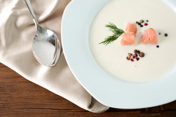 Heerlijke zalm crème soep met lepel — Stockfoto