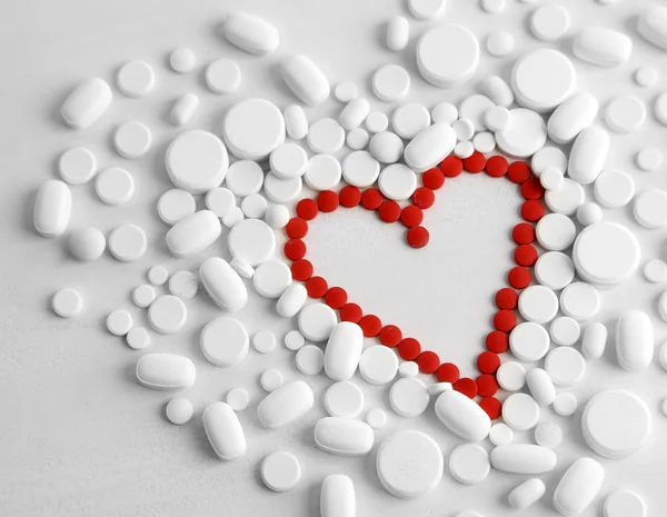 Herz aus roten Pillen — Stockfoto