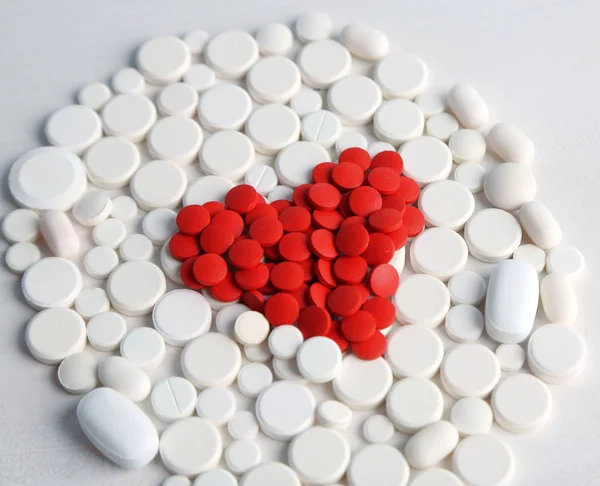 Сердце красных таблеток — стоковое фото