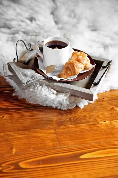 Houten dienblad met licht ontbijt — Stockfoto