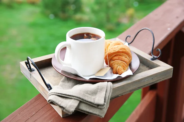 木製トレイ、軽めの朝食 — ストック写真