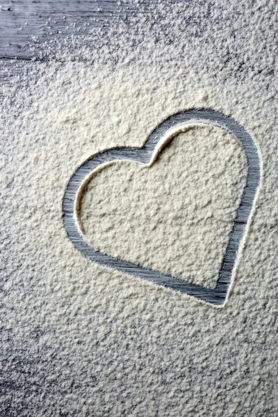 Cuore di farina su fondo di legno — Foto Stock