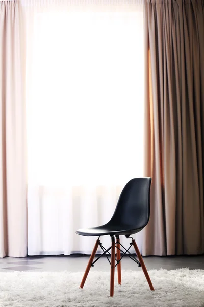 Concepção elegante com cadeira preta — Fotografia de Stock