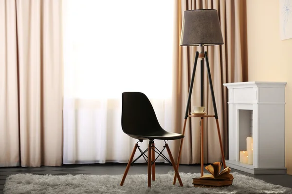Sandalye ve lamba ile şık anlayışı — Stok fotoğraf