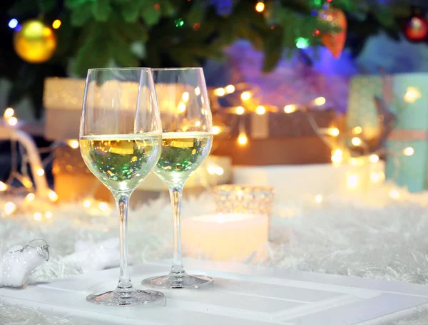 Twee champagneglazen op Kerstmis — Stockfoto