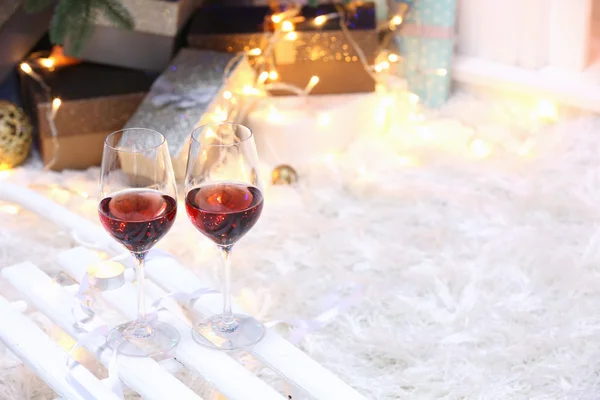 Twee glazen wijn op Kerstmis — Stockfoto