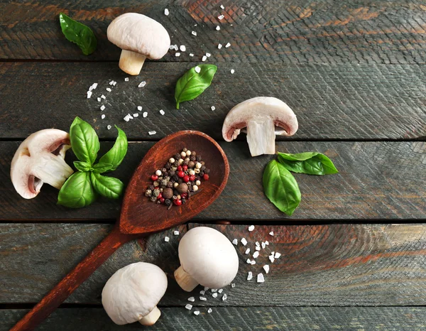 Verse champignons, Basilicum bladeren en specerijen — Stockfoto