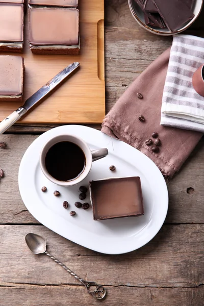 Coklat brownies di piring dan cangkir kopi — Stok Foto