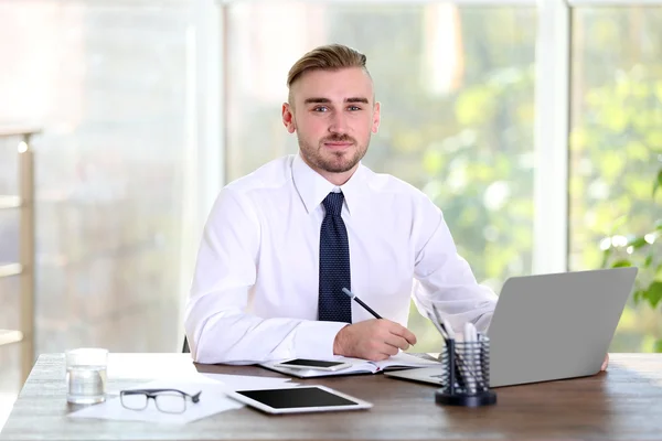 Uomo d'affari che lavora con il computer portatile — Foto Stock