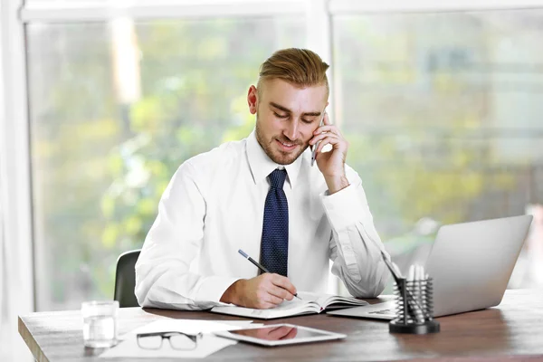 Empresario trabajando con portátil — Foto de Stock