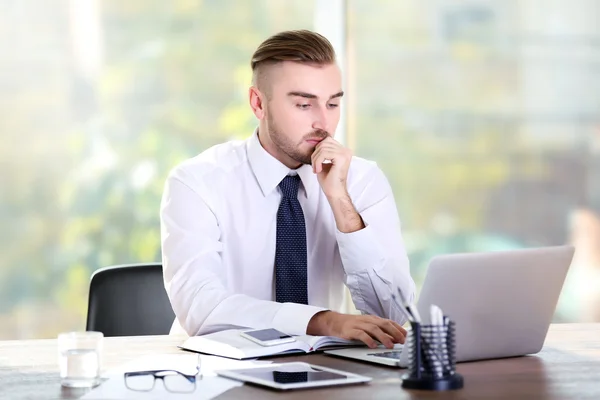 Zakenman werkt met laptop — Stockfoto