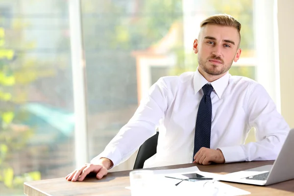 Uomo d'affari che lavora con il computer portatile — Foto Stock