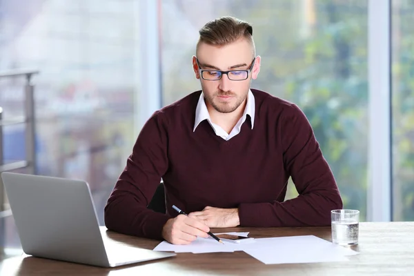 Uomo d'affari che lavora con il computer portatile — Foto Stock