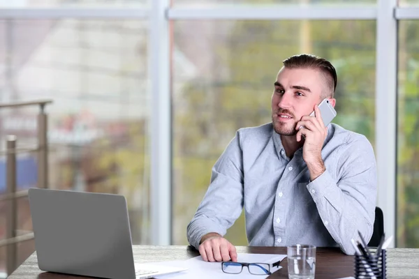 Affärsman som arbetar med bärbar dator — Stockfoto