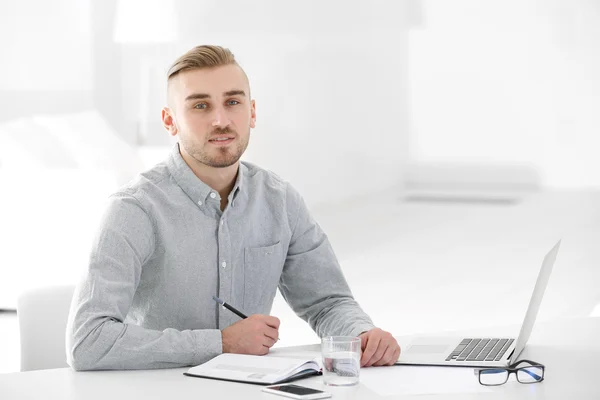 Zakenman werkt met laptop — Stockfoto