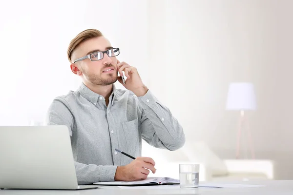 Uomo d'affari che lavora con il computer portatile — Foto Stock