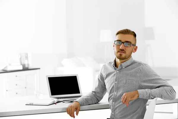 Zakenman werkt met laptop — Stockfoto