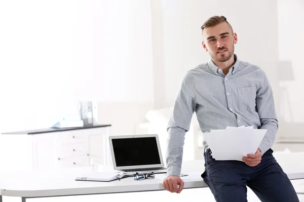 Uomo d'affari che lavora con il computer portatile — Foto Stock