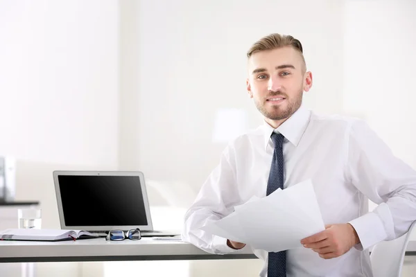 Empresário trabalhando com laptop — Fotografia de Stock