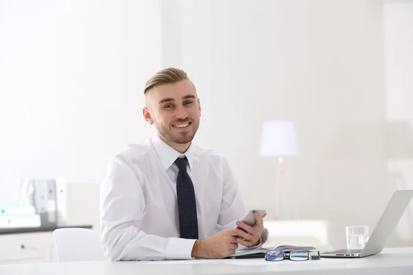 Uomo d'affari che lavora con il computer portatile — Foto Stock