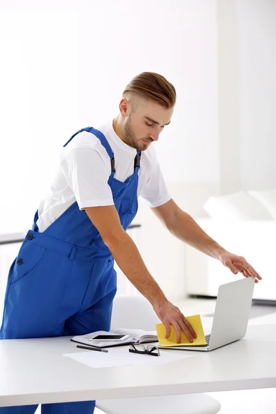 Man cleaning in office — Stock Photo, Image