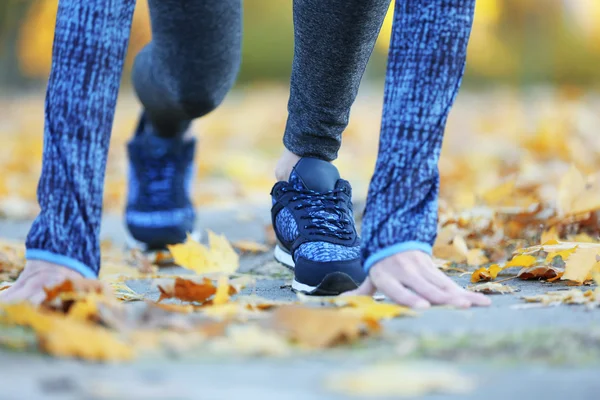 Mujer en ropa deportiva y zapatillas deportivas — Foto de Stock