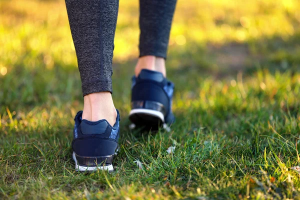 Ноги спортивной женщины в кроссовках — стоковое фото