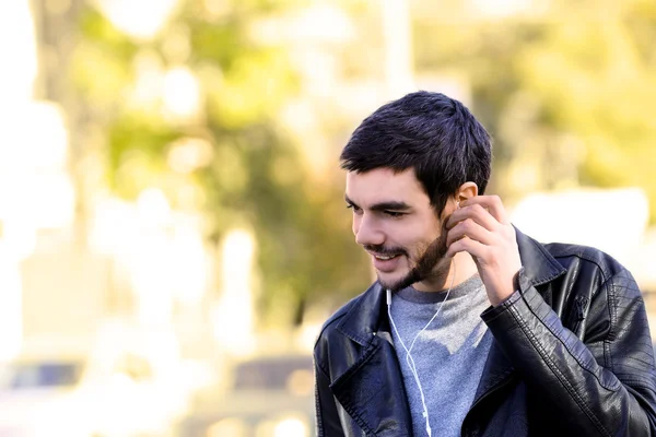 Man listening to music outdoors — Stock Photo, Image