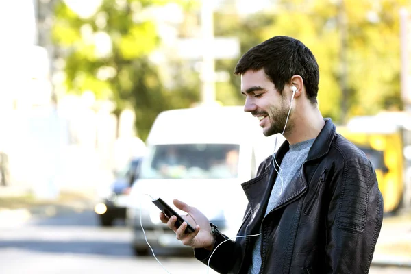 Hombre escuchando música al aire libre —  Fotos de Stock