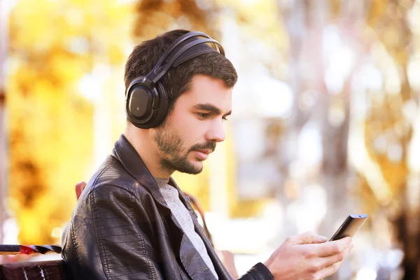 Άνθρωπος, ακούγοντας μουσική σε εξωτερικούς χώρους — Φωτογραφία Αρχείου