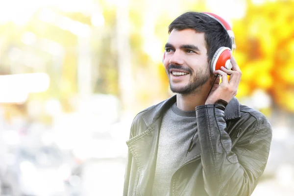 Homem ouvindo música ao ar livre — Fotografia de Stock