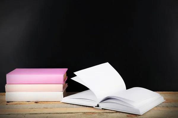 Libros sobre una mesa sobre fondo —  Fotos de Stock