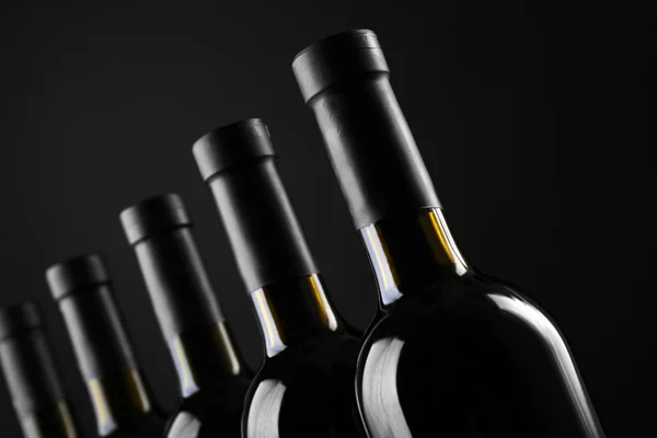 Wijnflessen op een rij — Stockfoto