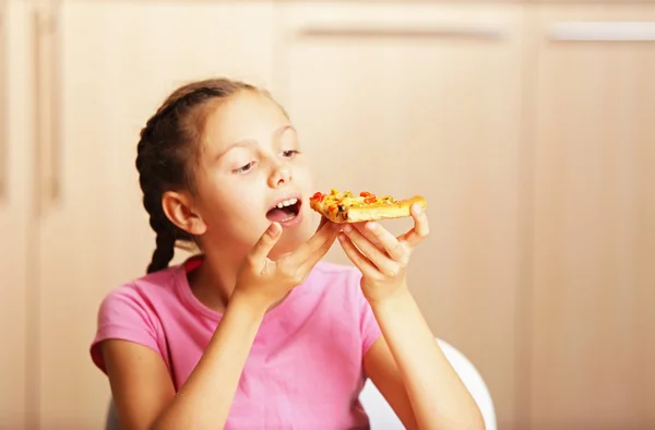 Flicka äter pizza — Stockfoto