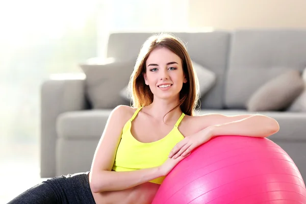 Dziewczyna z fit ball w domu — Zdjęcie stockowe