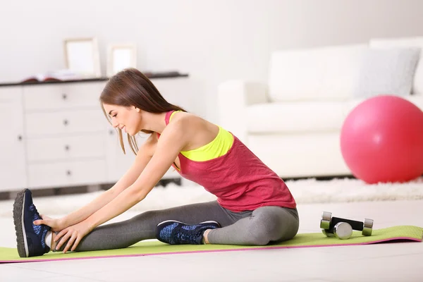 Chica haciendo ejercicios en casa —  Fotos de Stock