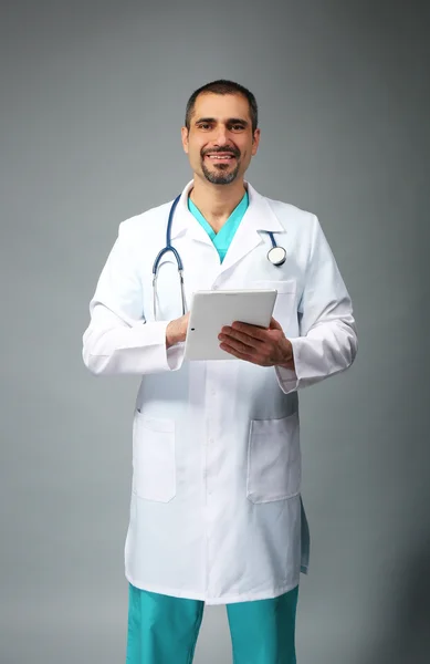 Portret van een arts met een tablet in handen — Stockfoto