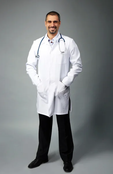 Arzt auf grauem Hintergrund — Stockfoto