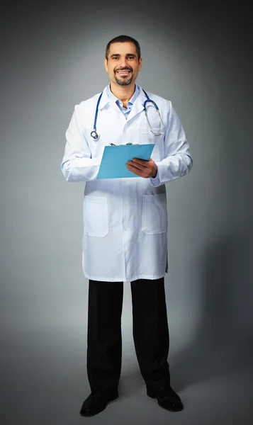 Arzt mit Rezepttafel in der Hand — Stockfoto