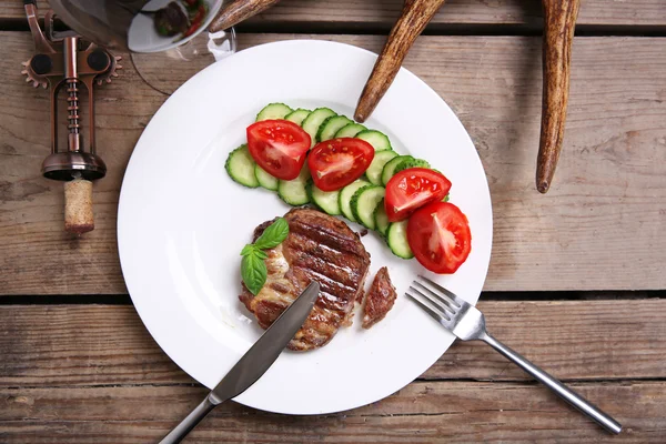 Roasted venison fillet and fresh vegetables — Stock Photo, Image