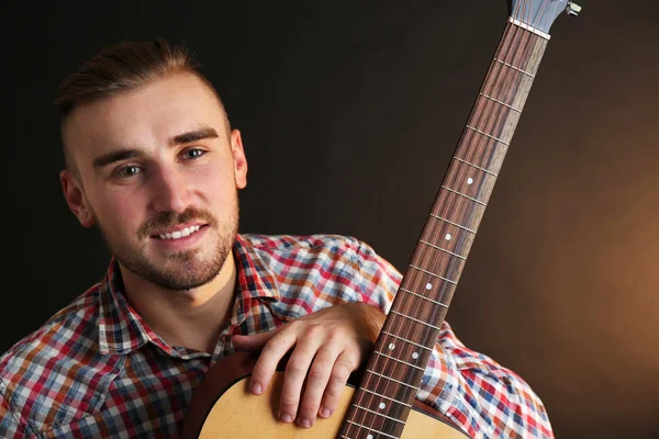 Junger Mann mit Gitarre — Stockfoto