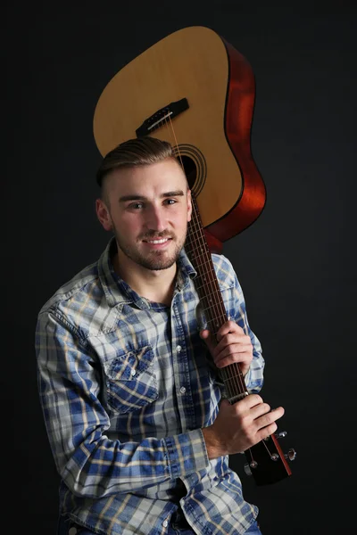 Junger Mann mit Gitarre — Stockfoto